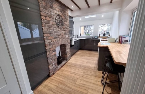 Aberbeeg Casa | 4 Bed Townhouse-Sleeps 7-Garden-Pets-Valley View