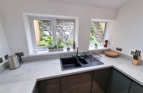 Aberbeeg Casa | 4 Bed Townhouse-Sleeps 7-Garden-Pets-Valley View