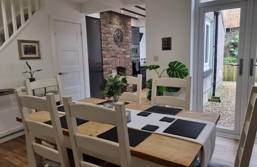 Aberbeeg Casa | 4 Bed Townhouse-Sleeps 7-Garden-Pets-Valley View