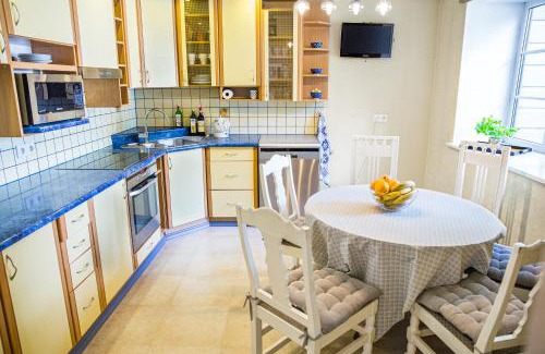 Kuressaare Apartamento | 4 bedroom 166m2 apartment with sauna in the city 600m from the beach in a quiet family residence