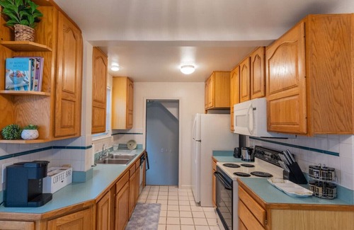 Dearborn Casa | 4 Bedroom 2 and a half bath that Sleeps 8 Near it all Ford Telegraph