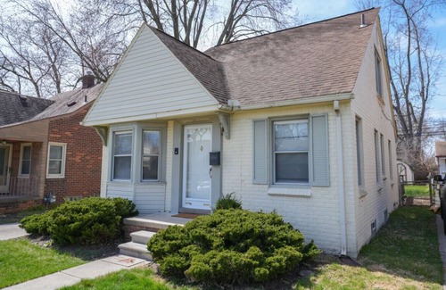 Dearborn Casa | 4 Bedroom 2 and a half bath that Sleeps 8 Near it all Ford Telegraph