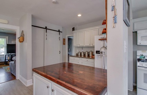 Willoughby Spit Casa | 4 Bedroom 5 minute Walk to the Beach! Beautiful Willoughby Beach Home!