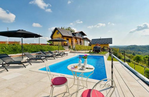 Cestica Casa | 4 bedroom accommodation in Cestica