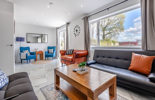 East Grinstead Cabaña | 4 bedroom accommodation in East Grinstead