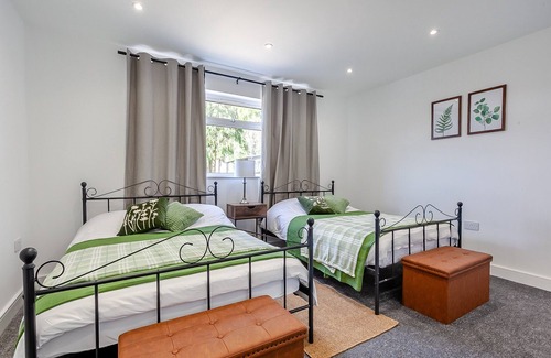 East Grinstead Cabaña | 4 bedroom accommodation in East Grinstead