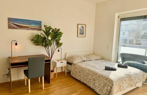 Liesing Apartamento | 4 Bedroom Apartment with Balcony, AC & Free Parking