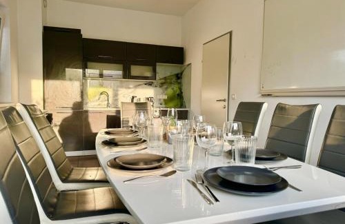 Liesing Apartamento | 4 Bedroom Apartment with Balcony, AC & Free Parking