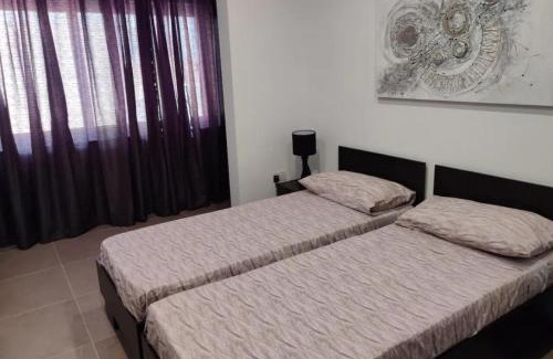 Qawra Apartamento | 4 bedroom apt 5 mins away from beach and amenities