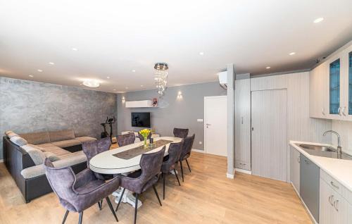 Stobrec Apartamento | 4 Bedroom Awesome Apartment In Stobrec