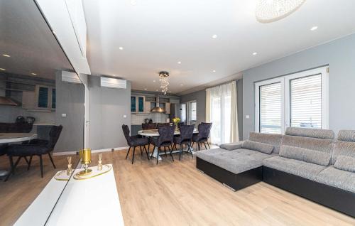 Stobrec Apartamento | 4 Bedroom Awesome Apartment In Stobrec