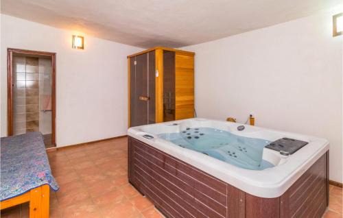 Muntic Casa | 4 Bedroom Awesome Home In Pula