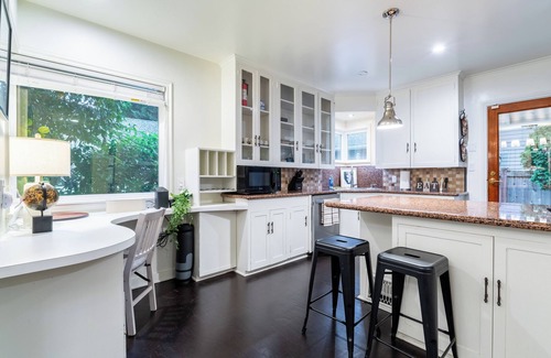 Lake City Casa | 4 bedroom bungalow with lakeview in Seattle