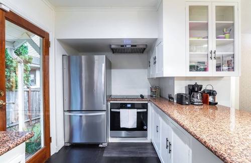 Lake City Casa | 4 bedroom bungalow with lakeview in Seattle