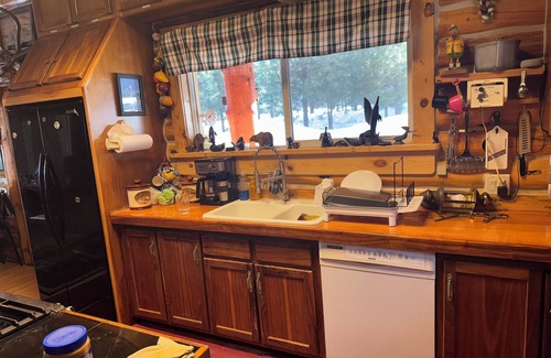 Mountain Home Cabina | 4-bedroom cabin in charming Pine Idaho with WiFi, AC, mountains, rive, lake