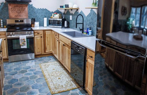 Altamont Cabina | 4-bedroom cabin in beautiful Newland with AC, Heat and WiFi. Enjoy nature