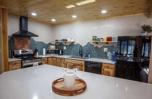 Altamont Cabina | 4-bedroom cabin in beautiful Newland with AC, Heat and WiFi. Enjoy nature