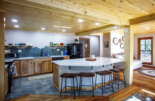 Altamont Cabina | 4-bedroom cabin in beautiful Newland with AC, Heat and WiFi. Enjoy nature