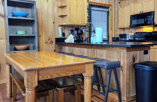 Six Mile Chalet De Esquí | 4-bedroom Chalet 9.4 Miles from Clemson