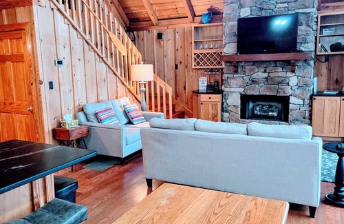 Six Mile Chalet De Esquí | 4-bedroom Chalet 9.4 Miles from Clemson