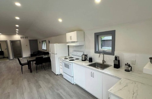 Innisfil Cabina | 4 Bedroom Cottage #1: Innisfil Resort