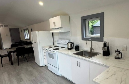 Innisfil Cabina | 4 Bedroom Cottage #1: Innisfil Resort