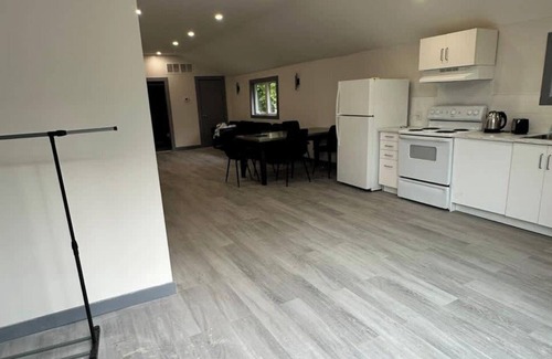 Innisfil Cabina | 4 Bedroom Cottage #1: Innisfil Resort