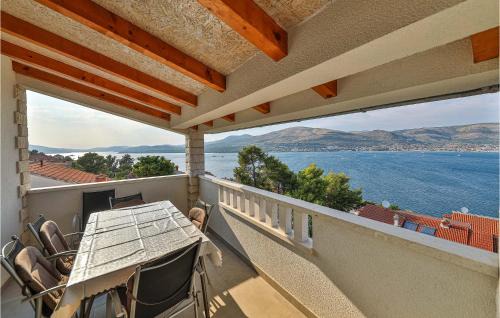 Okrug Donji Apartamento | 4 Bedroom Cozy Apartment In Okrug Donji