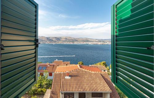 Okrug Donji Apartamento | 4 Bedroom Cozy Apartment In Okrug Donji