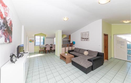 Okrug Donji Apartamento | 4 Bedroom Cozy Apartment In Okrug Donji