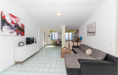 Okrug Donji Apartamento | 4 Bedroom Cozy Apartment In Okrug Donji