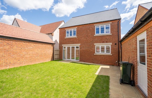 Bicester Casa | Casa unifamiliar de 4 habitaciones a 5 minutos a pie del pueblo comercial