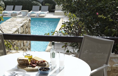 Finikas Villa | Villa familiar de 4 dormitorios con piscina compartida y vistas al mar
