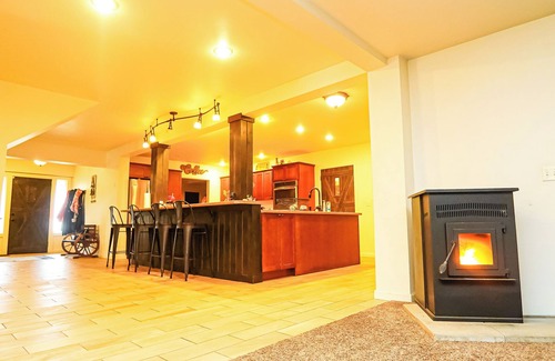 Smith River Otro | 4-bedroom farmhouse in beautiful Smith River with heated in-door pool
