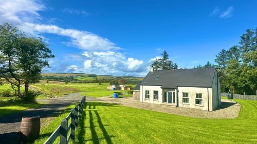 Coleraine Casa | 4 Bedroom Forest View House & Hot Tub Sleeps