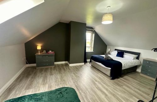 Coleraine Casa | 4 Bedroom Forest View House & Hot Tub Sleeps