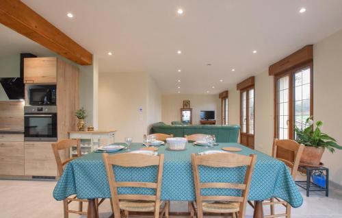 Saint-Julien-de-Mailloc Casa | 4 Bedroom Gorgeous Home In Valorbiquet
