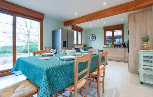 Saint-Julien-de-Mailloc Casa | 4 Bedroom Gorgeous Home In Valorbiquet