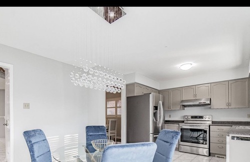 East Credit Casa | 4-bedroom Home, 4-minutes walk from outlet plaza