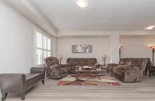 Watertown Casa | 4 bedroom home backing onto pond- sleeps 8