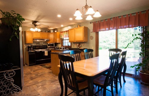 Emporia Casa | 4 Bedroom Home Central Location