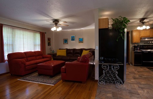 Emporia Casa | 4 Bedroom Home Central Location