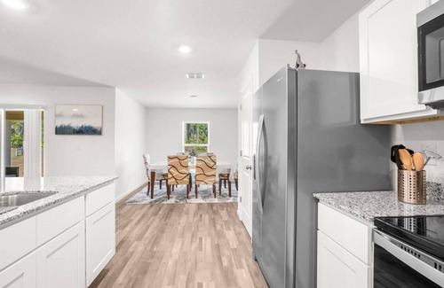 Avis Oaks Casa | Modern 4 Bed Home, Weeki Wachee!