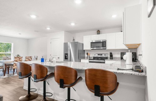 Avis Oaks Casa | Modern 4 Bed Home, Weeki Wachee!