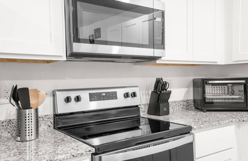Avis Oaks Casa | Modern 4 Bed Home, Weeki Wachee!