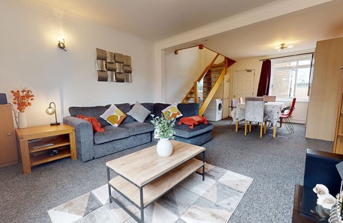 Milton Casa | 4 Bedroom Home - Sleeps 10 - Free Parking
