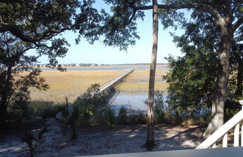 Folly Beach Casa | Casa de 4 habitaciones con muelle en Folly River- 2 cuadras a pie de playa