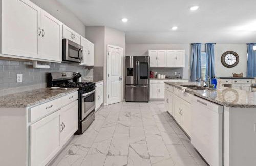 Lake Charles Casa | 4 Bedroom Home with Hot Tub in Lake Charles
