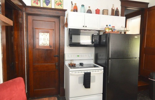 Berkeley Springs Casa | 4-bedroom house in historic Berkeley Springs with AC, WiFi & Hot Tub