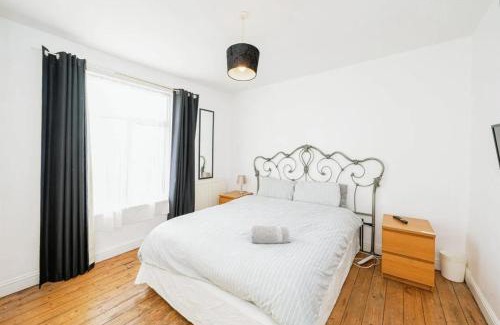 Kettering Casa | 4 Bedroom House For Corporate Stays in Kettering
